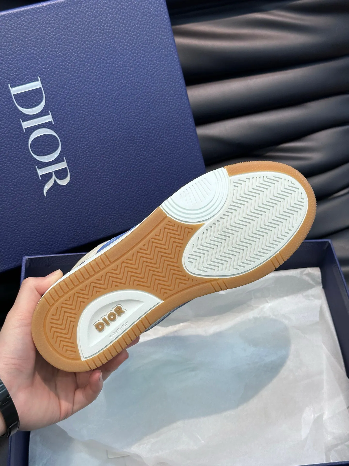 Ex-factory price: 440💰DIOB57 mid-top sneakers are shipped. This B57 mid-top sneaker is a new product in the 2024 spring men's wear series. It reinterprets the basketball shoe design and has become a classic item of Dior. Mid-top lace-up style crafted from color-blocked cow leather with contrasting suede and a CD logo displayed on the side. The tongue is decorated with the Dior B57 logo, and various distinctive details enhance the style. The CD logo eyelet details, upper stitching and rubber panels highlight the dynamic charm of its sports style. With two-color rubber sole, mesh fabric lining and cotton lining for foot padding, the upper foot is comfortable and breathable. Can be paired with a variety of clothing to create a sophisticated look. Code 38-44, (45 can be customized)
